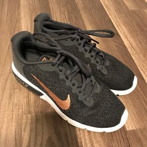 black and rose gold nike tennis shoes